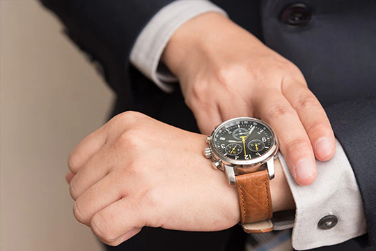 Smartwatch vs Traditional Watch: Which One Suits You?